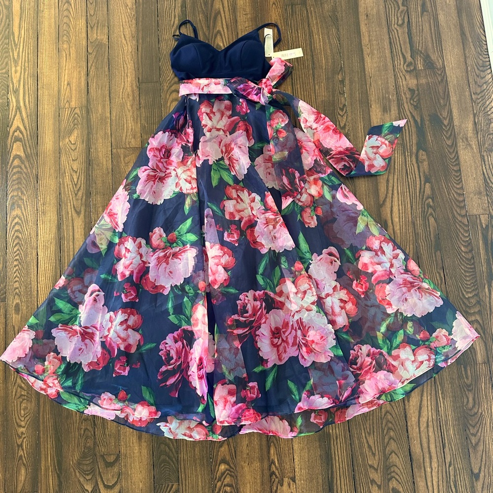 Spaghetti Strap Prom Dress with Flowing Floral Waist Gown Size 6 NWT Navy Blue